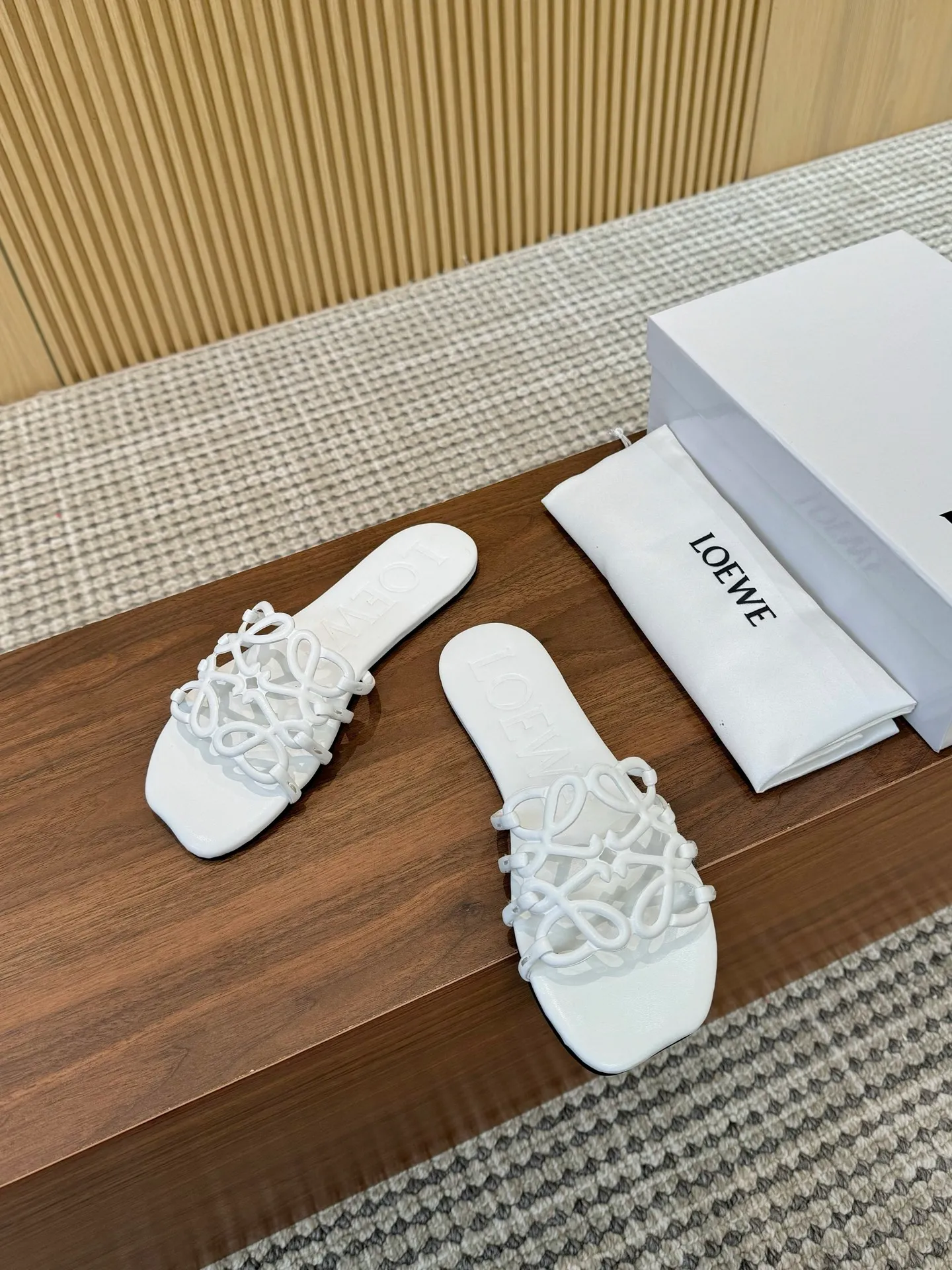 👟👟Ex-factory price 400👟👟 The latest 2025 LOEWE, summer limited edition hollow slippers, they are so beautiful on your feet! ! ! Highly recommended, a super lazy drag, the same style worn by celebrity bloggers! Fabric: Imported sheepskin (black, white, apricot, red, pink, five colors) Lining: Imported sheepskin Outsole: Genuine leather injection dyed bottom Number: 35-42